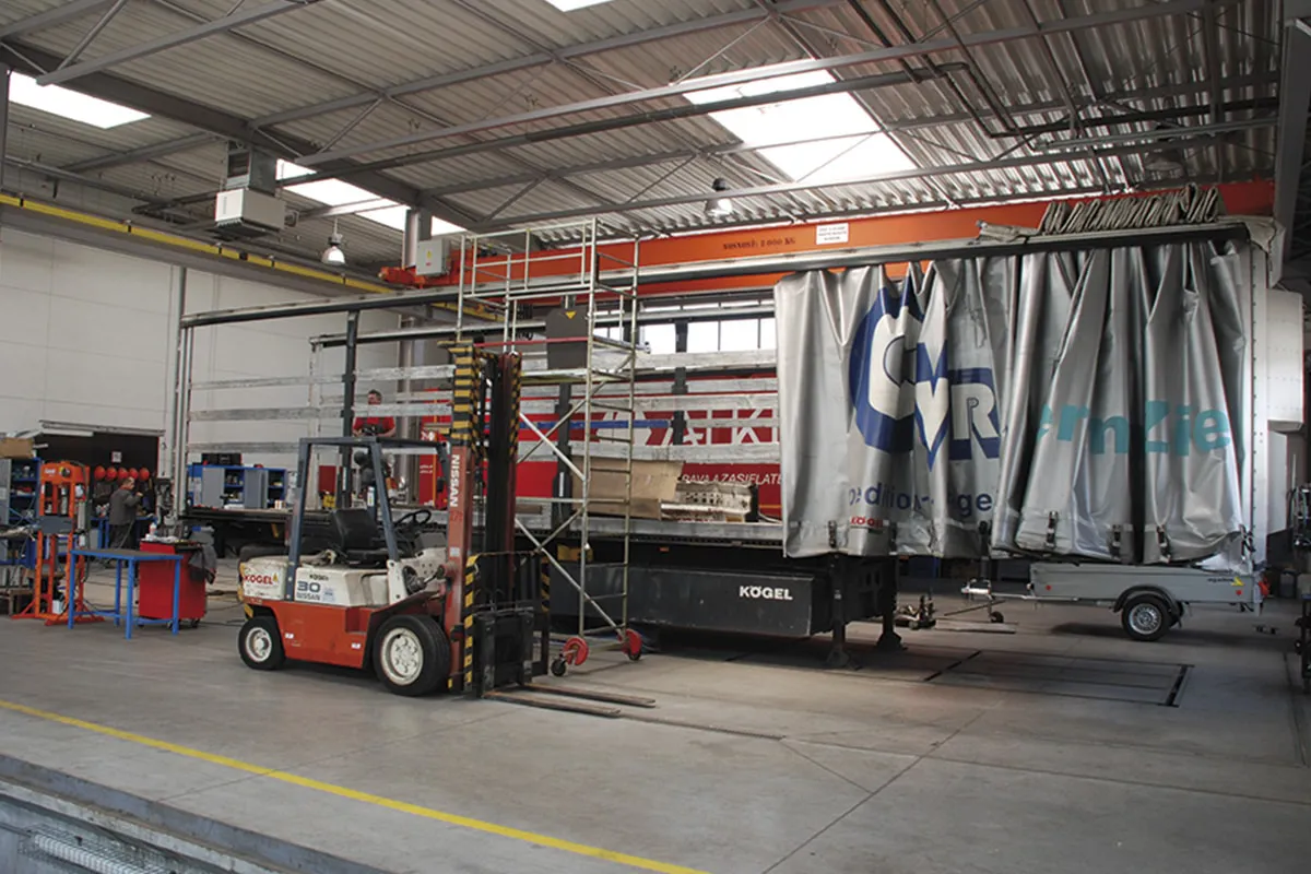 Prüfhalle für Nutzfahrzeuge mit Auflieger und Stapler