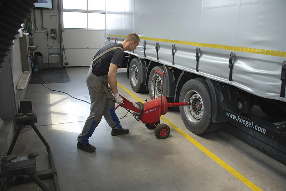 Wartungsarbeiten an einem Auflieger in der Werkstatt