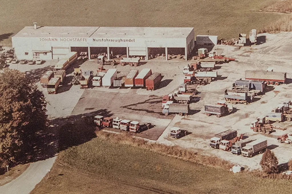 Historisches Luftbild des Firmengeländes von Hochstaffl Nutzfahrzeuge Kundl