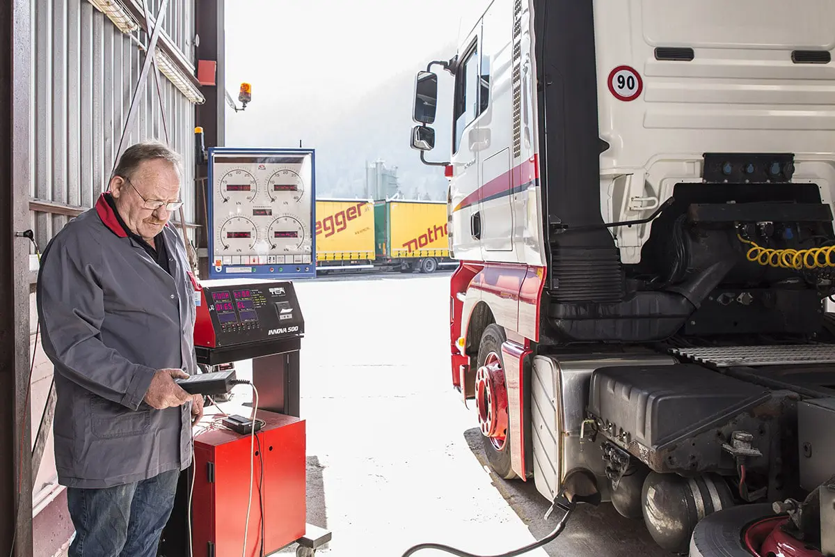 Werkstattservice an einem Lkw in der Hochstaffl Nutzfahrzeug-Werkstatt
