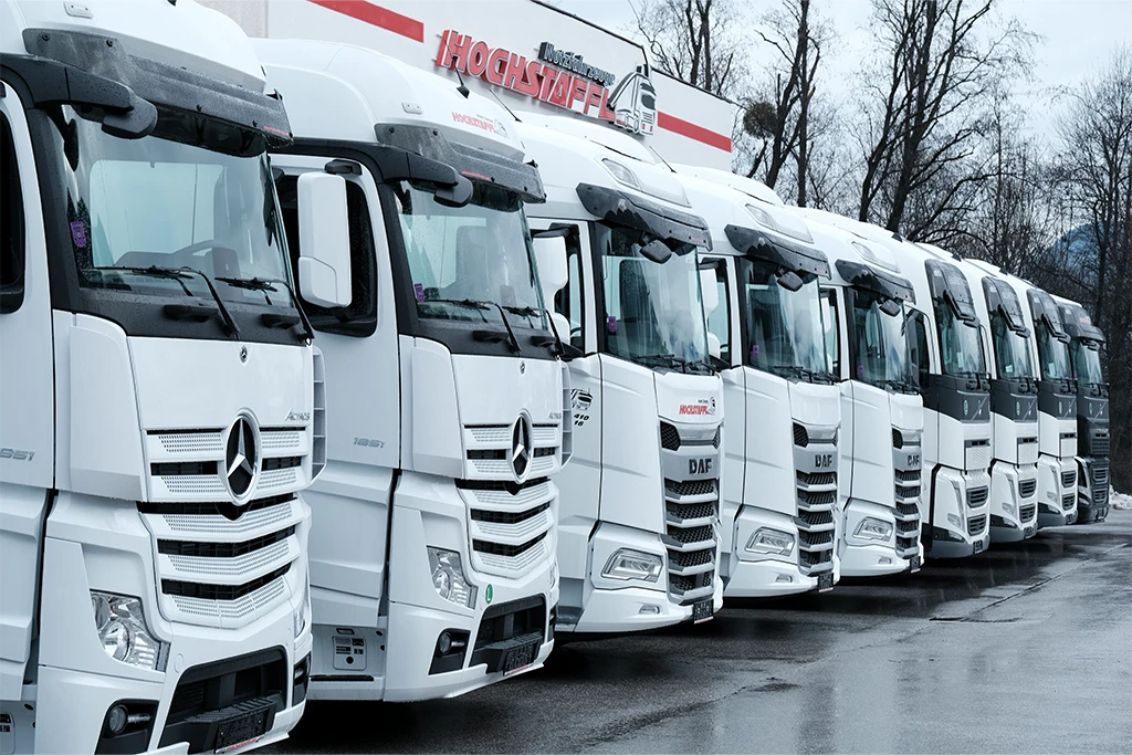 Reihe von Nutzfahrzeugen auf einem Parkplatz